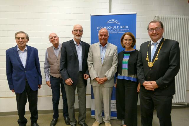 Ministerin Petra Olschowski (zweite v. r.) mit allen Rektoren der Hochschule Kehl (v. l.): Gründungsrektor Hermann Wunsch (Amtszeit 1971 bis 1990); Hartmut Kübler (Amtszeit 1990 bis 1999); Hans-Jürgen Sperling (Amtszeit 1999 bis 2007); Paul Witt (Amtszeit 2007 bis 2019); Joachim Beck (Amtszeit seit 2019) | Foto: Hochschule Kehl