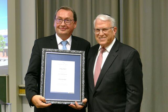 Rektor Prof. Dr. Joachim Beck (l.) verleiht die Eherensenatorewürde an Howard Gluck. | Foto: Hochschule Kehl