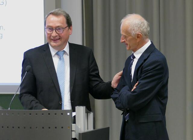 Rektor Prof. Dr. Joachim Beck (l.) und Präsident Michel Deneken bei der Unterzeichnung des Kooperationsvertrags. | Foto: Hochschule Kehl