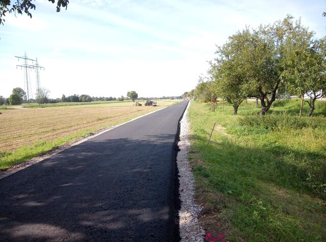 Der neue Dammkronenweg an der Acher südlich der L 87 ist bereits asphaltiert. Für Fußgänger und Radfahrer freigegeben wird er am 16. Oktober.  | Foto: Regierungspräsidium Freiburg
