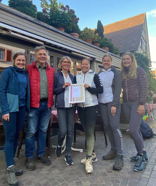 Übergabe der Auszeichnung „Weinsüden Winzer“ an das Weinhaus Julius Renner, Oberkirch. (v.l.n.r.) Badische Weinprinzessin Katharina Bruder, Martin Renner, Sylvia Renner, Katja Remer (Marketing Weinparadies Ortenau), Badische Weinprinzessin Alisa Höll, Ortenauer Weinprinzessin Stefanie Bäuerle | Foto: Weinparadies Ortenau