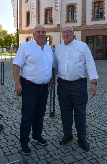 Joachim Parthon (l.) und Richard D. Willstatter vor dem Willstätter Rathaus | Foto: Holger Hemler