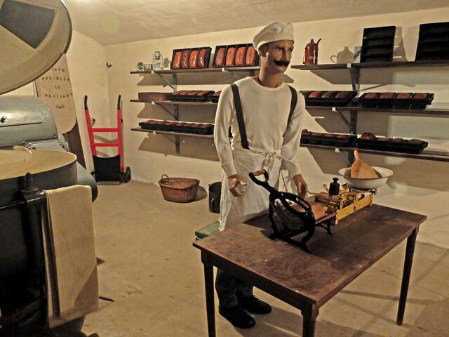 Das ist Fritz, in seiner für die damalige Zeit modernen, unterirdischen Backstube.  Zu deren Ausstattung gehörte eine elektirsche Knetmaschine und
ein metallischer Ofen, der eigentlich für die Marine entwickelt wurde. Die
Bäckereien der Festung arbeitete nur in Kriegszeiten. Das Brot war das Grundnahrungsmittel für die Soldaten. | Foto: Alfred Schramm