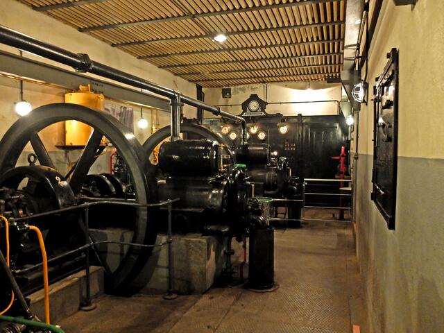 Ansicht des Maschinenraumes und der Stromzentrale. Mittels Dieselmotoren erzeugten 4 Kraftwerke den Strom für die gesamte Festung. | Foto: Alfred Schramm