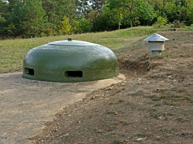 Hier sieht man einen gepanzerten Beobachtungsstand im Außenbereich des Festungsgelände. So ein Stand konnte aus einer 19 Tonnen schweren und 30 cm starken Panzerung bestehen.   | Foto: Alfred Schramm