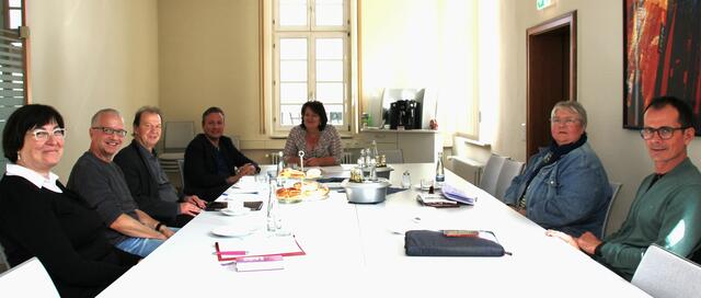 Kirche und Stadt bleiben weiter im Gespräch: Pfarrerin Bettina Klink, Pfarrer Harald Kratzeisen, Pfarrer Martin Grab, Bürgermeister Oliver Rastetter, Marianne Zimmer vom städtischen Hauptamt, Pfarrerin Ulla Eichhorn und Pfarrer Rüdiger Kopp | Foto: Alexandra Schneble-Schutter, Stadt Rheinau