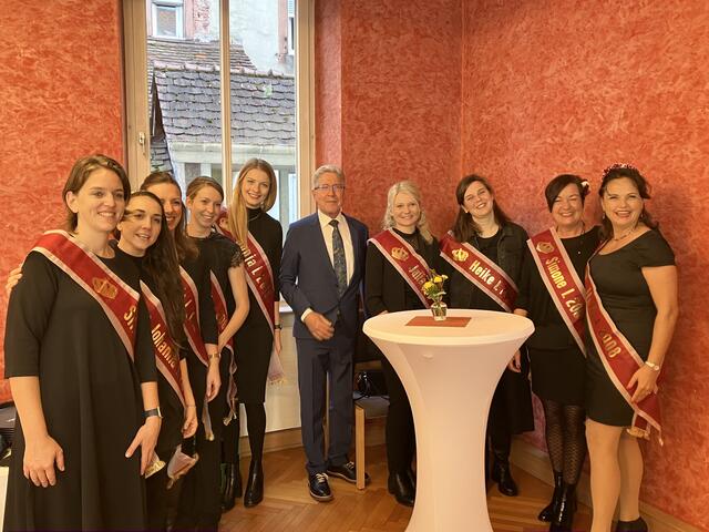 Ein Geburtstagsständchen für Alt-OB Wolfgang G. Müller - mit ehemaligen Chrysanthemenköniginngen. | Foto: rek