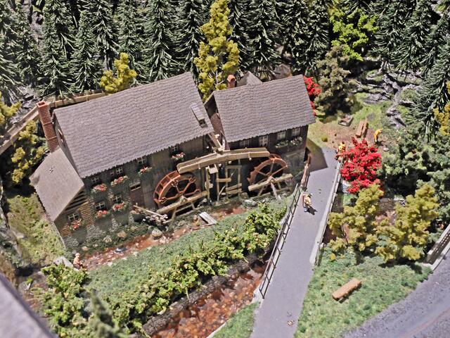 Es klappert die Mühle am rauschenden Bach....
Hier ist es ein Modell der bekannten "Hexenlochmühle."
Sie liegt im schluchtartigen "Hexenloch" zwischen St. Märgen und 
Furtwangen und ist ein beliegtes Ausflugsziel im Schwarzwald.

 | Foto: Alfred Schramm