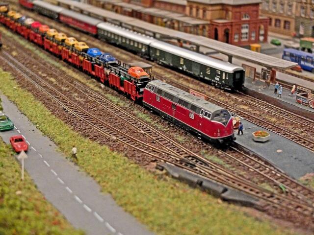 Auf dieser Modellanlage der Spur N (Maßstab 1:160) sieht man eine Diesellok der Baureihe V 200, die einen Zug mit  Doppelstockwagen für den Autotransport zieht.  | Foto: Alfred Schramm