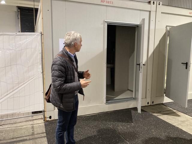 Peter Kramer vor den zusätzlichen Duschgelegenheiten | Foto: gro