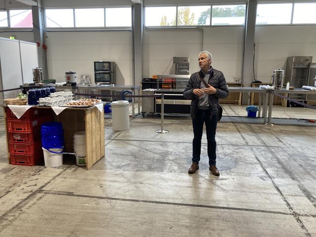 Aufenthaltsmöglichkeit und Essensgelegenheit: Die Bewohner der Notunterkunft erhalten die Möglichkeit, drei Mahlzeiten am Tag zu sich zu nehmen. | Foto: gro