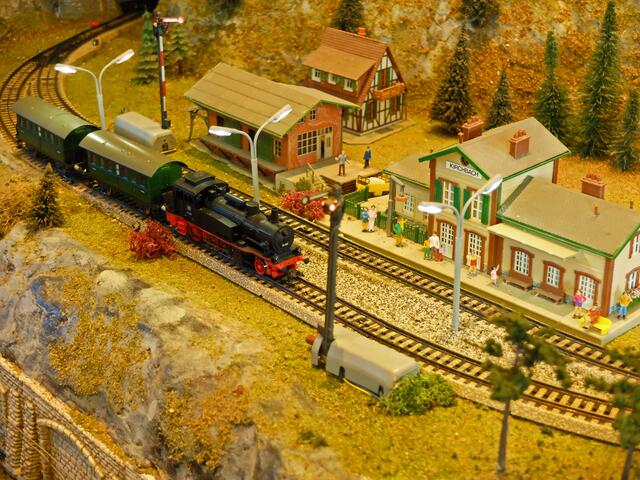 Hier sieht man einen kleinen Ausschnitt von einer Märklin Anlage aus der Zeit der 1960-zigerJahre mit Modellgebäuden der Firma Faller. | Foto: Alfred Schramm