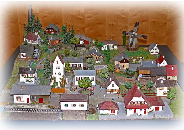 Zu sehen sind hier Modellhäuser aus den 1950er Jahren, die auch liebevoll  "Faller-Häuschen" genannt wurden. Diese Schaustücke kann man beim Besuch der Faller Miniaturwelten in Gütenbach besichtigen.
Öffnungszeiten und Anfahrwege siehe unter:
https://www.faller.de/miniaturwelten | Foto: Alfred Schramm