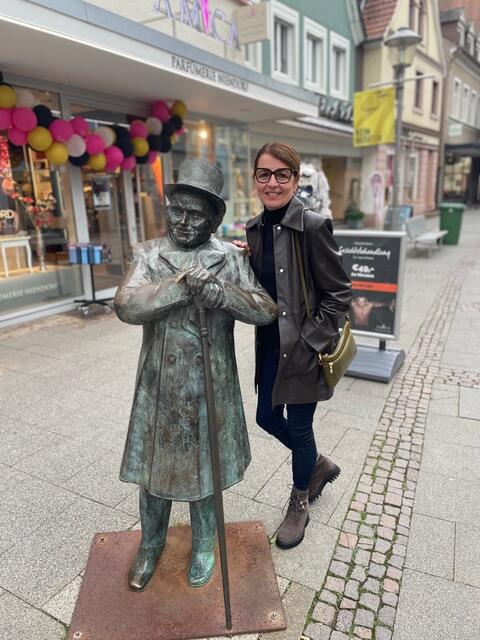 Autorin Ute Dahmen mit Andres-Statue | Foto: Dorit Gottschling