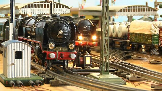 Nur wohlhaben Bürger, konnten sich eine Blecheisenbahn-Anlage, die viel Platz benötigte leisten. Hier sieht man Lok- und Wagenmaterial von Märklin.
Es gibt noch genügend Sammler dieser alten Modelle.  | Foto: Markus Lenz