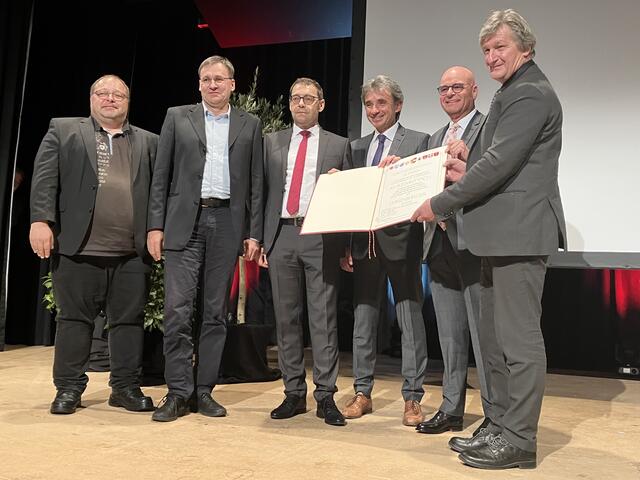 Der Gemeinderat würdigt Klaus Muttach (3. v. l.) als Ehrenbürger der Stadt Achern. | Foto: rek