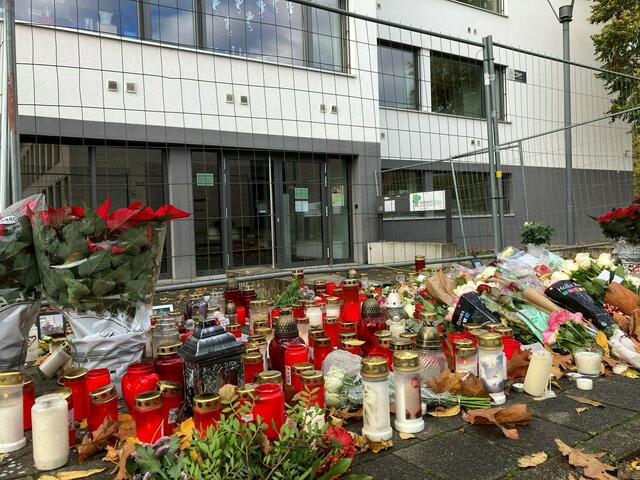 Offenburg stand auch am Samstag noch unter Schock. Viele legten Kerzen und Blumen vor der Waldbachschule ab. | Foto: Glaser