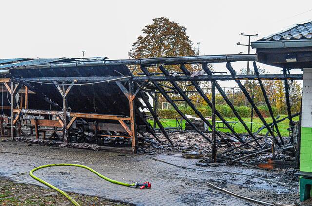Gegen 11.30 Uhr waren die Flammen unter Kontrolle, das Vereinsheim ist einsturzgefährdet. | Foto: Stadt Kehl