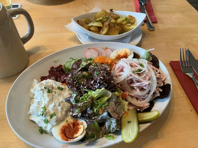 Badisches Dreierlei Wurstsalat, Bibeleskäs und Brägele | Foto: Glaser