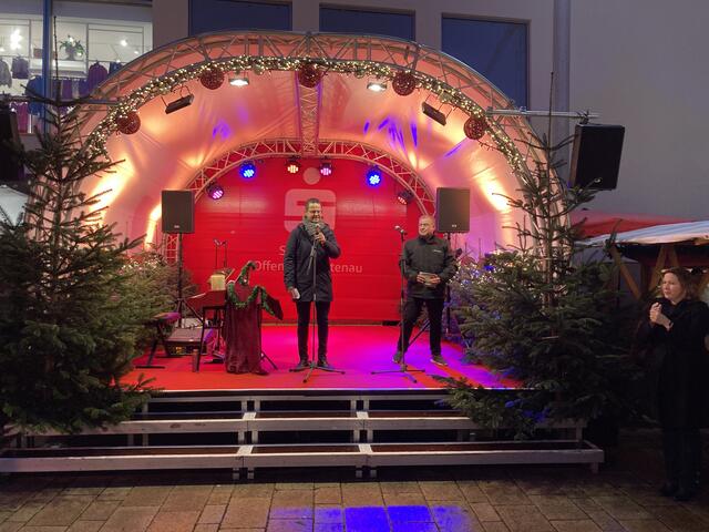 OB Marco Steffens eröffnet den Weihnachtsmarkt auf der Bühne. | Foto: gro