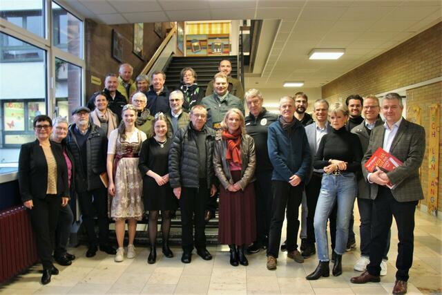 Auch in der Johan-Wölfflin-Schule wurde das Vorlesen am 17. November großgeschrieben. Insgesamt 24 Vorleser aus verschiedenen Berufssparten begeisterten die Grundschüler für Bücher und Geschichten.  | Foto: Roman Vallendor/Stadt Oberkirch