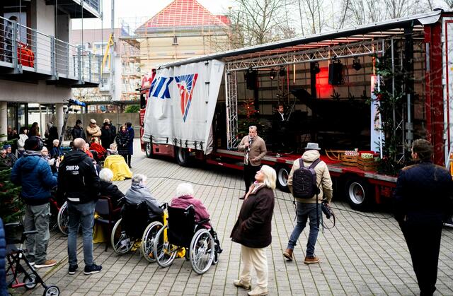 Mit einem 14 Meter langen Truck, der zu einer Konzertbühne umgebaut wurde, fuhr Marc Marshall von einem Seniorenheim zum anderen. | Foto: Rotary Club Ortenau Liberty/Jigal Fichtner