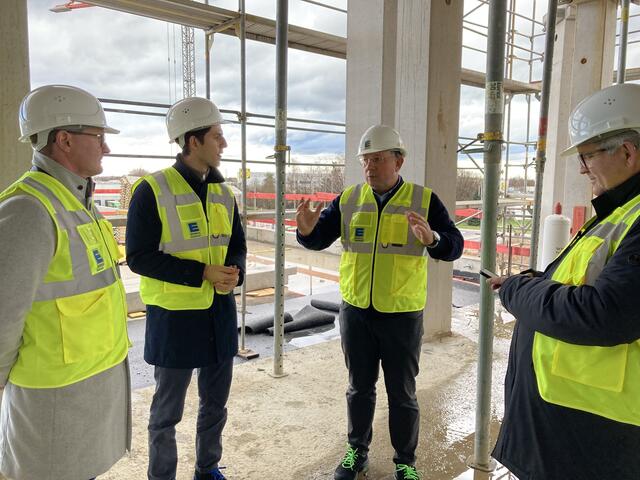 Gerd Kohler (v. l.), Maximilian Kohler, Rainer Huber und Uwe Kohler vor der Dachterrasse im Obergeschoss des Gebäudes. | Foto: gro
