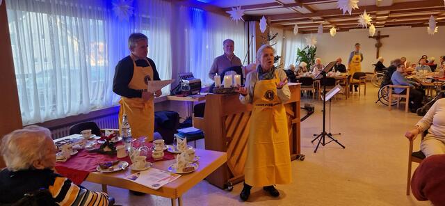 Beate de Bra und Helmut Fischer begrüßen die Anwesenden. | Foto: Lions Club Achern