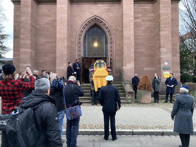 Vor der Trauerfeier wird das "Große militärische Ehrengeleit" geübt. Es handelt sich dabei um einen Übungssarg. | Foto: gro