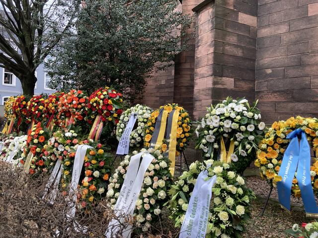 Zahlreiche Abschiedsgrüße vor der Stadtkirche | Foto: gro