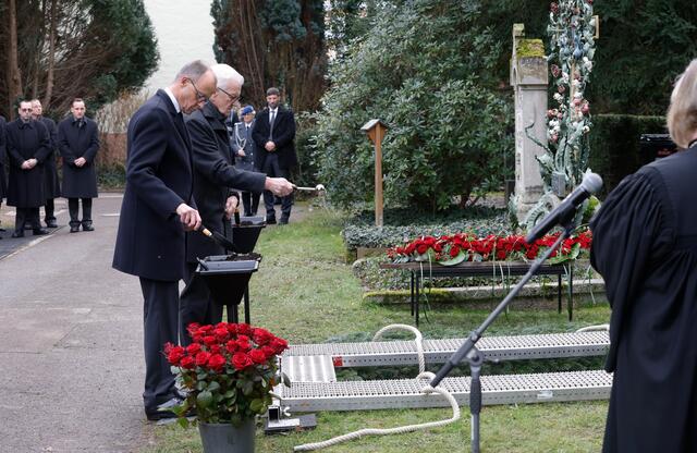 Friedrich Merz (l.) und Winfried Kretschmann am Grab – beide hatten zuvor während der Trauerfeier die Lebensleistung des Verstobenen in Rednerbeiträgen gewürdigt. | Foto: Philipp von Ditfurth/dpa
