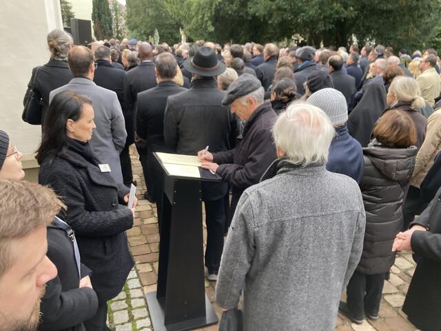 Wolfgang Schäuble hatte ausdrücklich verfügt, dass nicht nur die eingeladenen Gäste an der Beerdigung teilnehmen können, sondern alle Menschen, die das möchten. | Foto: Christina Großheim