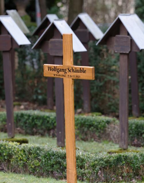 Ein schlichtes Kreuz markiert bislang nur die Grabstelle. | Foto: Philipp von Ditfurth/dpa