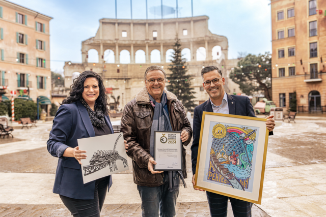 Projektleiterin Melanie Jurado-Helwig, Inhaber Europa-Park Roland Mack und Direktor Marketing, Sales &amp; Digital David Lämmel freuen sich über die Auszeichnung | Foto: Europa-Park