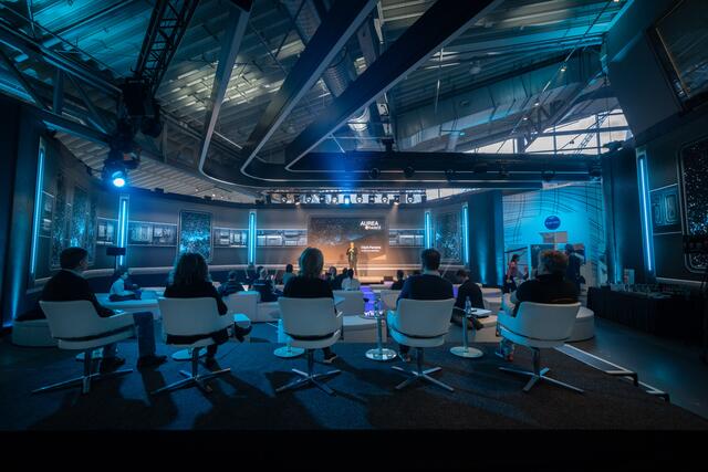 Im blue fire Dome präsentieren die Finalisten der Expertenjury ihr Projekt.

 | Foto: Europa-Park