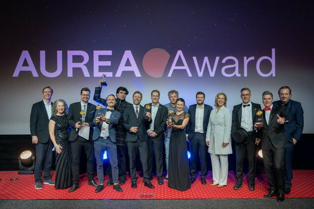 Michael Mack (rechts), die Jury sowie die Moderatoren gratulieren den Gewinnern des AUREA Award. 
	

 | Foto: Europa-Park