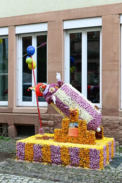 Der Blütenwagen „Älter, weiter, schneller“ des Bogensportclubs Lahr hat bei der Chrysanthema 2023 eine menschliche Kanonenkugel dargestellt und einen ersten Preis erhalten. | Foto: Endrik Baublies/Stadt Lahr