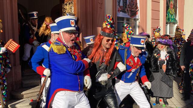 Oberbürgermeister Marco Steffens wird von der Ranzengarde "abgeführt".  | Foto: mak