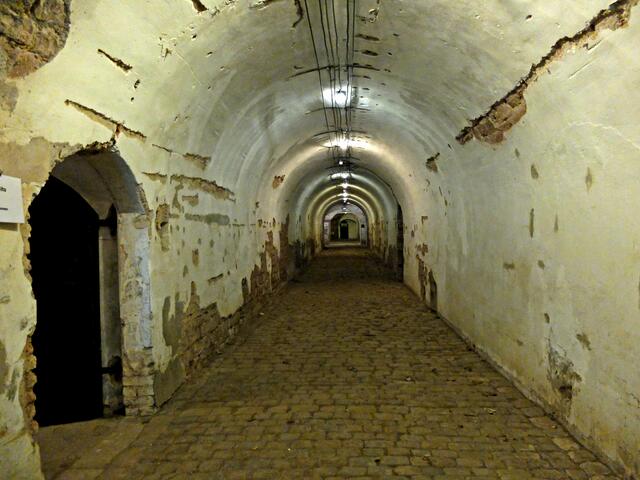 Der Durchgang, der die Zentralkaserne mit der Kehlkaserne verbindet. | Foto: Alfred Schramm