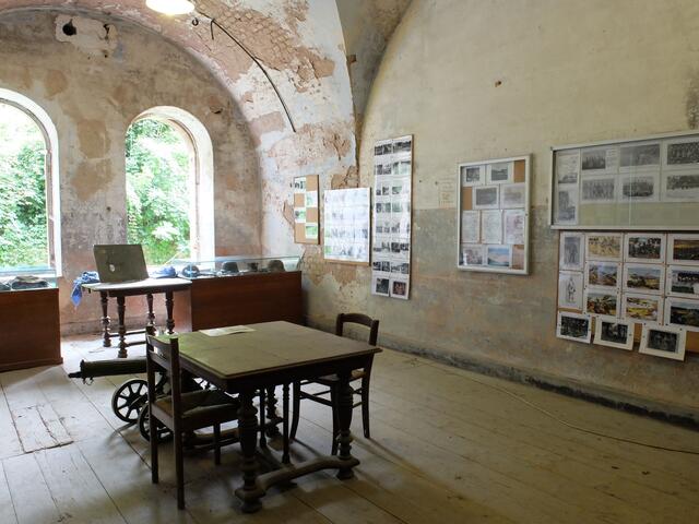 Ein weiterer Raum mit Info-Material und Vitinen mit Helmen.  | Foto: Alfred Schramm