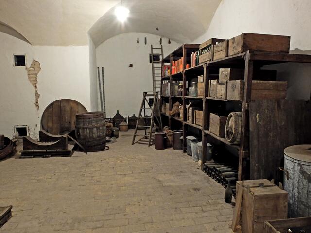 Lagerraum, mit vornehmlich flüssigem Nahrungsmittel.  | Foto: Alfred Schramm