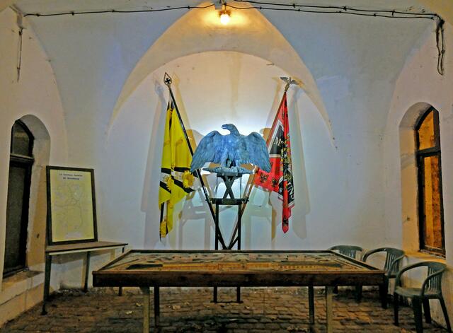 "Preußischer Adler" davor ein Modell des Forts. | Foto: Alfred Schramm