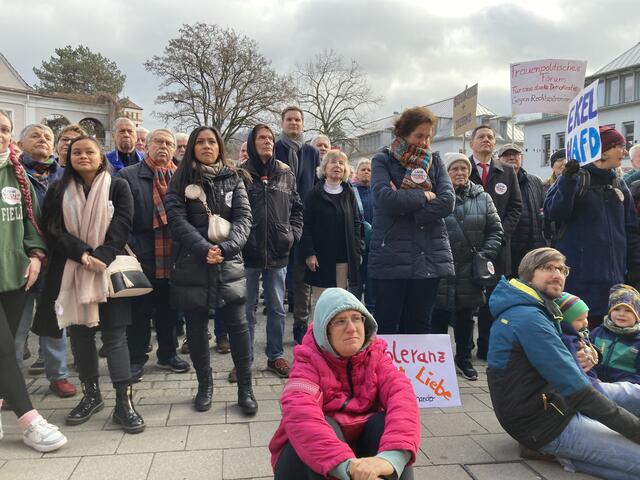 Helmut Rau, Landesminister a. D, CDU (4. v. l.), CDU-Bundestagsabgeordneter Yannik Bury (7. v. l.), SPD-Bundstagsabgeordneter Johannes Fechner (3. v. r.) und direkt daneben, Walter Caroli, ehemaliger Landtagsabgeordneter | Foto: gro