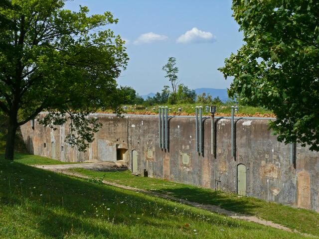 Die Fassade des Infanterieraum J1.
J1 ist aus Beton mit 2,50 starken Außenwänden gebaut. Er diente als Unterstützungsraum für eine Infanteriekompanie die eine Stärke von 300 Mann hatte. In ihm waren Schlafräume, Küche etc. untergebracht. 
 | Foto: Alfred Schramm