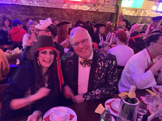 Narrenhock: Polizeipräsident Jürgen Rieger (r. ) und Verlagsgeschäfstführerin Elisabeth Varn | Foto: gro