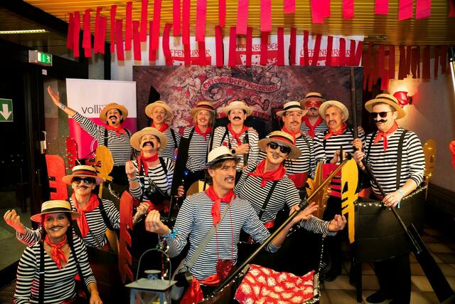 Hexenball: Diese Gondoliere belegten den ersten Platz der Kostümprämierung beim Hexenball in der Abtsberghalle. | Foto: Pascal Bähr