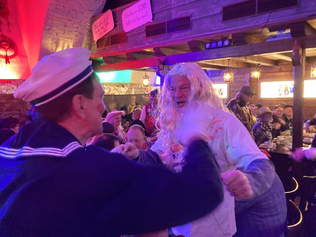 Narrenhock: Landrat Frank Scherer als Alt-Hippi | Foto: gro