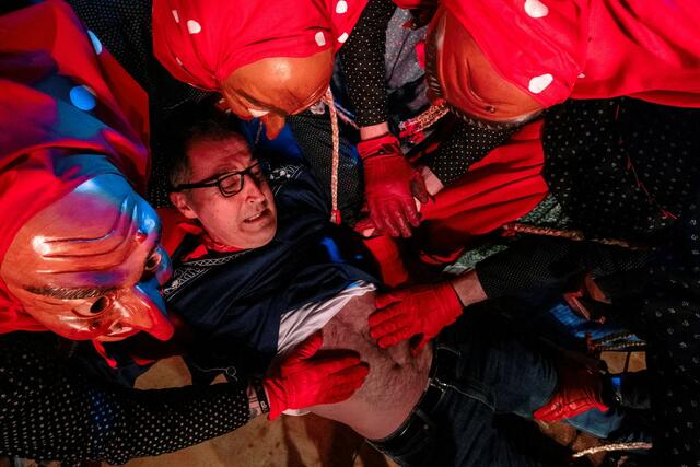 Hexenball: Bundeslandwirtschaftsminister Cem Özdemir wird von den Hexen gestempelt. | Foto: Pascal Bähr