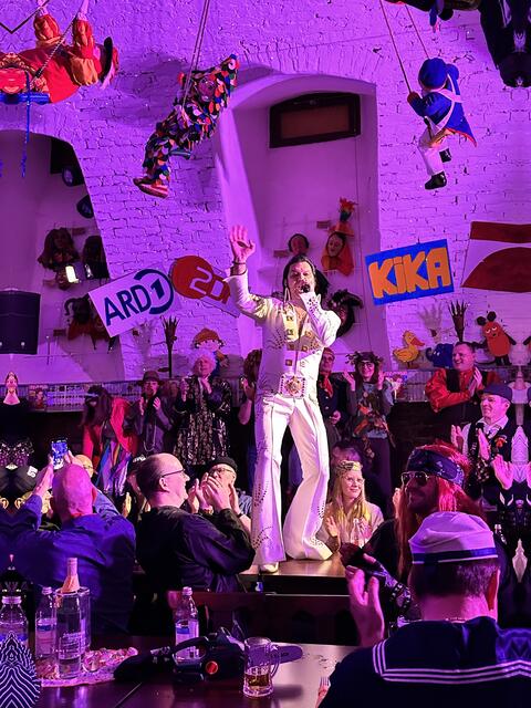 Narrenhock: Elvis-Imitator Eric Prinzinger brachte den Narrenkeller zum Beben. | Foto: Laura Braun