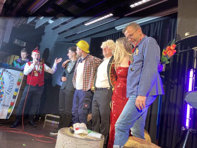 Narrenhock: Applaus für das Team von Radio Ohr, das mit seiner gelungenen "Wetten, dass...?"-Persiflage die Lacher im Narrenkeller auf seiner Seite hatte. | Foto:  gro